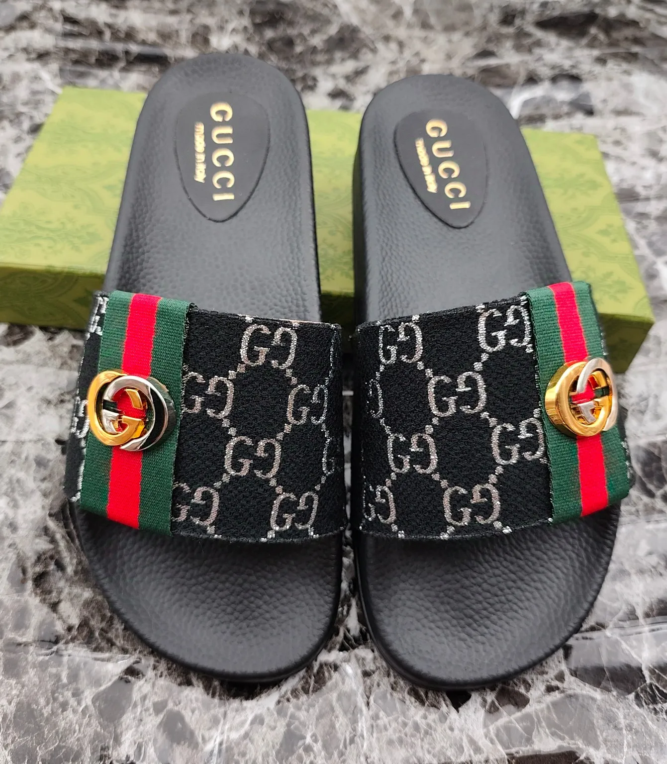 👟👟Ex-factory price 260👟👟 (available all year round), same style for men and women, size 35--48. Couple style🎗Louis Vuitton "LV" slippers, a much-anticipated one, so beautiful that it will melt your hearts❤! It is simply a masterpiece of extraordinary craftsmanship. It is a must-have for everyone. It is made by open mold. It feels Q-bounce and super soft on the feet. It is super delicate on the feet. It is an exclusive model. There are many layouts, so there is always one you like🎉🎉